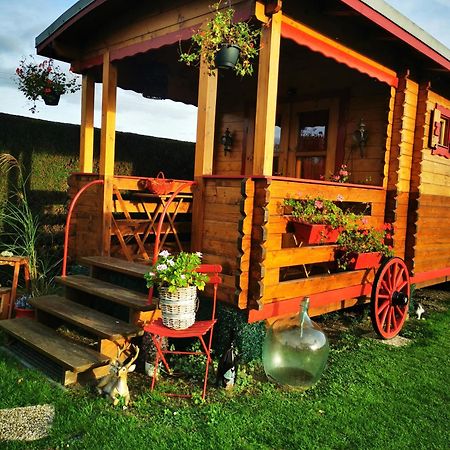 Roulotte La Passe Pierre Bed and Breakfast Pendé Buitenkant foto